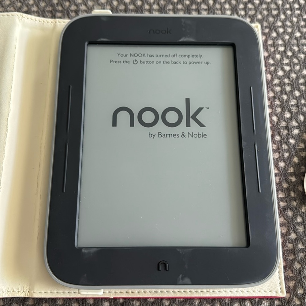 NOOK Simple Touch GlowLight

Does NOT have a charger
